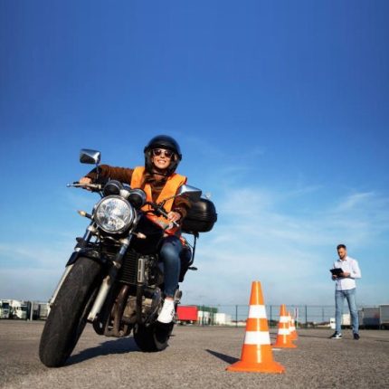 rapaz de capacete pilotando moto durante teste